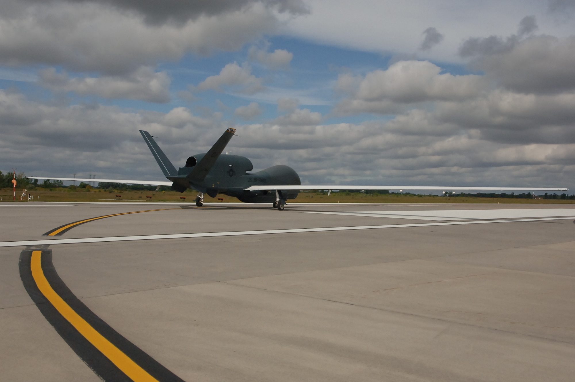 An RQ-Block 40 Global Hawk operated by the 69th Reconnaissance Group taxies onto to the runway before taking off from Grand Forks Air Force Base, N.D., Sept. 19, 2013.This Global Hawk’s flight marked the first time the Block 40 deployed to war. (U.S. Air Force photo/Staff Sgt. Luis Loza Gutierrez)