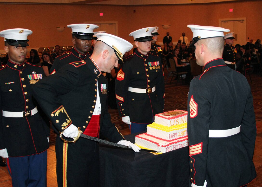 Maj. Bryan A. Eovito, the commanding officer of Recruiting Station
Jacksonville, Fla, cuts the Marine Corps cake during the 238th Marine Corps
Birthday Ball celebreation at Wyndham Jacksonville Riverwalk hotel Nov.16,
2013.
