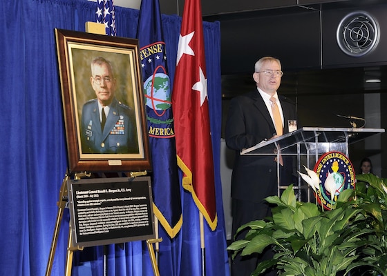 Former DIA Director retired Lt. Gen. Ronald Burgess thanks those attending his portrait unveiling ceremony at DIA Headquarters Nov. 7 for all they contributed to his success. 