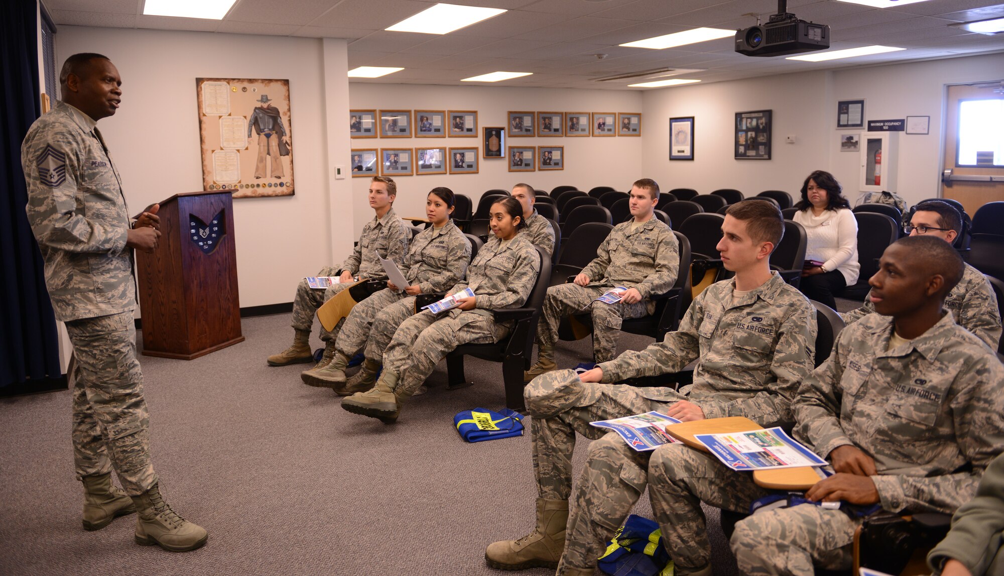 Chief Master Sgt. Tony Pearson, Army and Air Force Exchange Service senior
enlisted advisor, briefs Airmen on new ways to improve the exchange, Nov.
12, 2013, at Mountain Home Air Force Base, Idaho. Chief Pearson met with
customers and Exchange associates during his two-day visit. (U.S. Air Force
photo by Airman 1st Class Malissa Lott/RELEASED)

