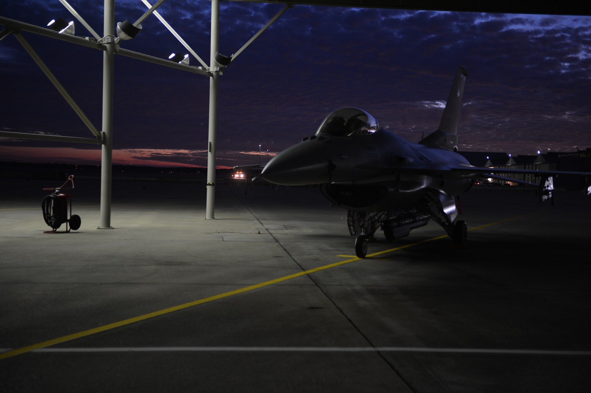 An F-16 Fighting Falcon assigned the 20th Fighter Wing sits parked on the flightline at Shaw Air 
Force Base, S.C., Nov. 19, 2013. The 20th FW provides combat-ready airpower and combat-
ready Airmen to meet any challenge, anytime, anywhere during an operations readiness exercise. 
(U.S. Air Force photo by Tech. Sgt. Frank Miller/Released)
