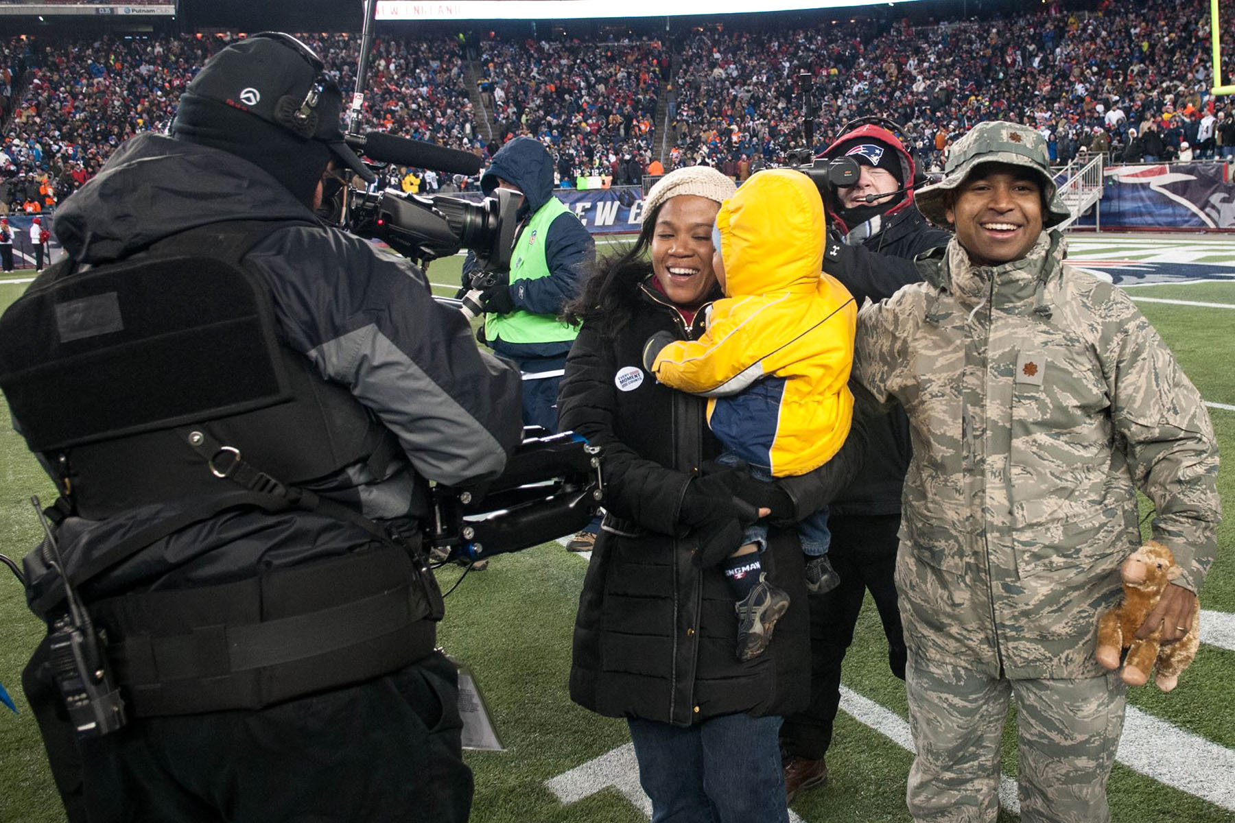 A Surprise Homecoming At Broncos Vs Patriots Game U S Air Force Article Display