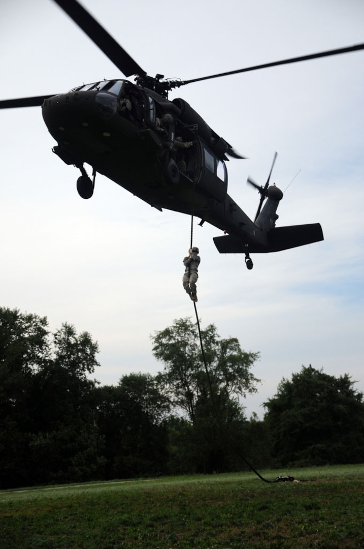 Kentucky Army National Guard Soldiers fast rope into training