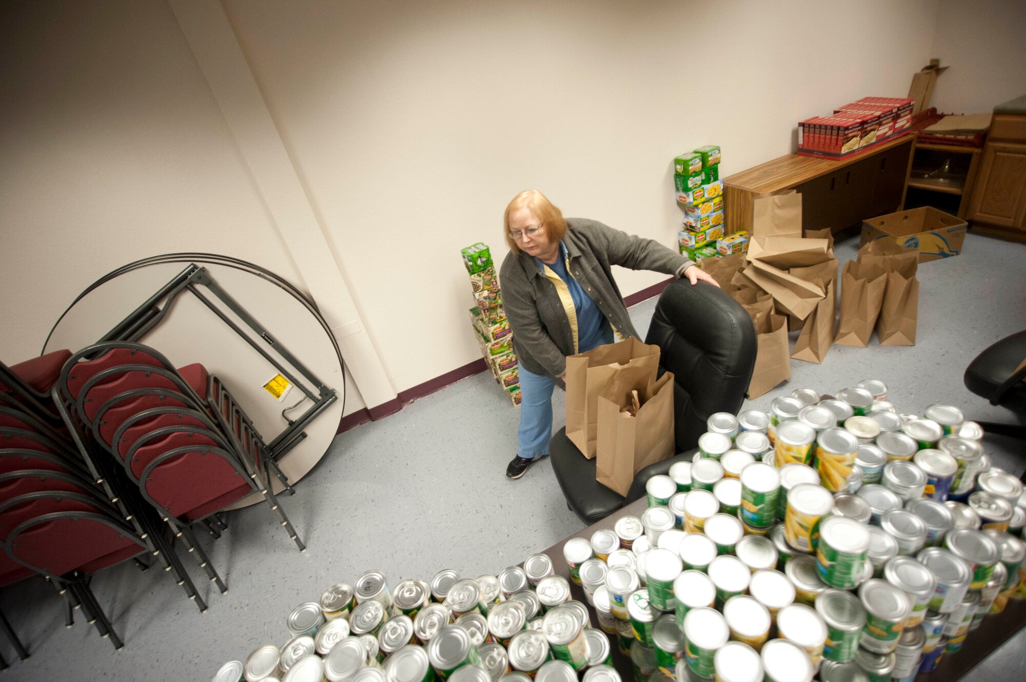 A food drive took place at the Airmen and Family Readiness Center here, so families could have the opportunity to enjoy a tasty holiday cheer Nov. 22-26. Around 7300 pounds of food and 249 turkeys were being prepared, as a gaggle of volunteers went around in a circle putting food supplies in bags. (U.S. Air force photo by Airman 1st Class Jelani Gibson) 