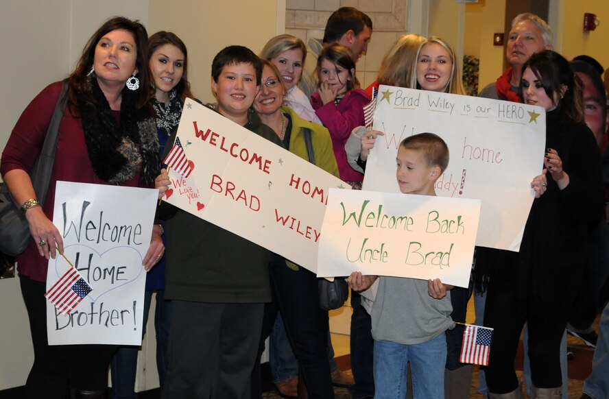 Thirteen Airmen with the 188th Security Forces Squadron returned Nov. 27, 2013, from a six-month deployment to the Middle East just in time to spend Thanksgiving with their families. The Airmen, who left last May, arrived at Fort Smith Regional Airport and were promptly treated to a to hero’s welcome home. Along with a host of family, friends and wing leadership, Maj. Gen. William Wofford, Arkansas National Guard adjutant general, and Brig. Gen. Dwight Balch, Arkansas Air National Guard commander, were on hand to welcome back the returning Airmen. (U.S. Air National Guard photo by Maj. Heath Allen/188th Fighter Wing)