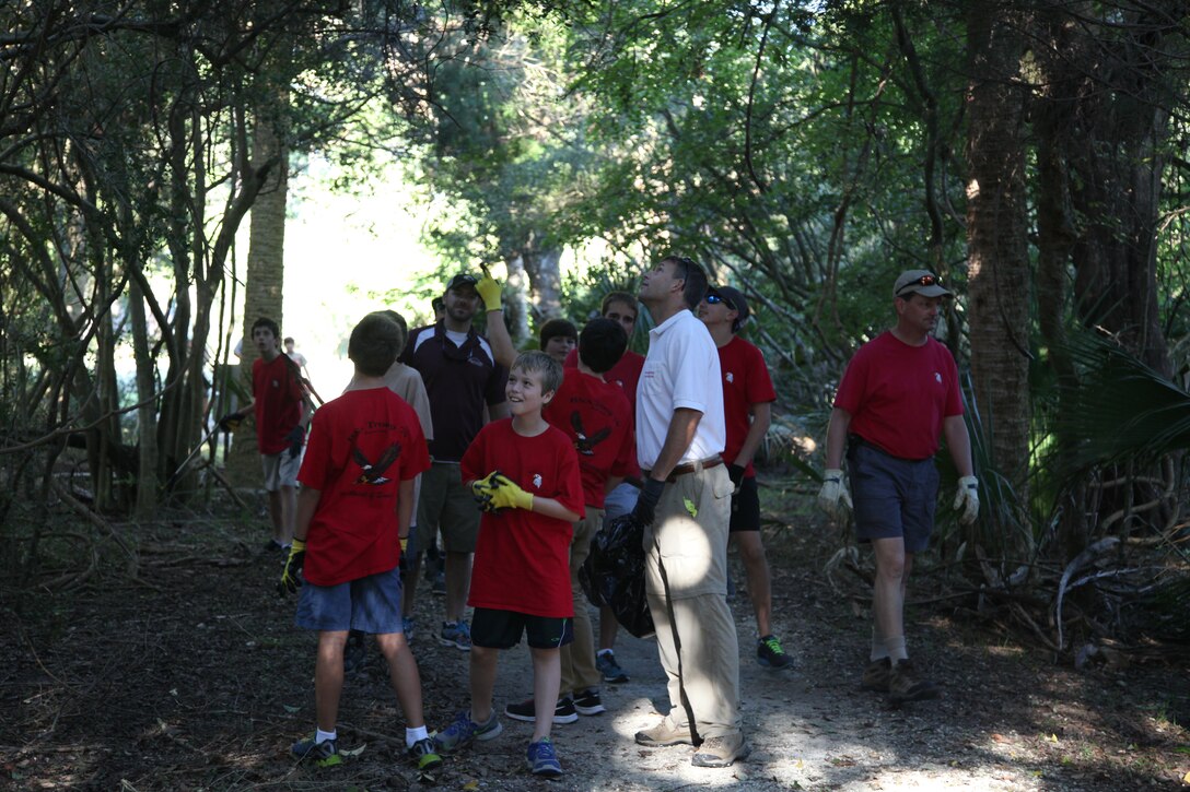 SAVANNAH, Ga. – Members of the U.S. Army Corps of Engineers Savannah District, the National Parks Service, and volunteers from the public celebrated the 20th Annual National Public Lands Day at the Fort Pulaski National Monument, Sept. 28, 2013. Savannah District Commander Col. Thomas Tickner joined Corps employees to help pick up trash around the park and perform trail maintenance. 