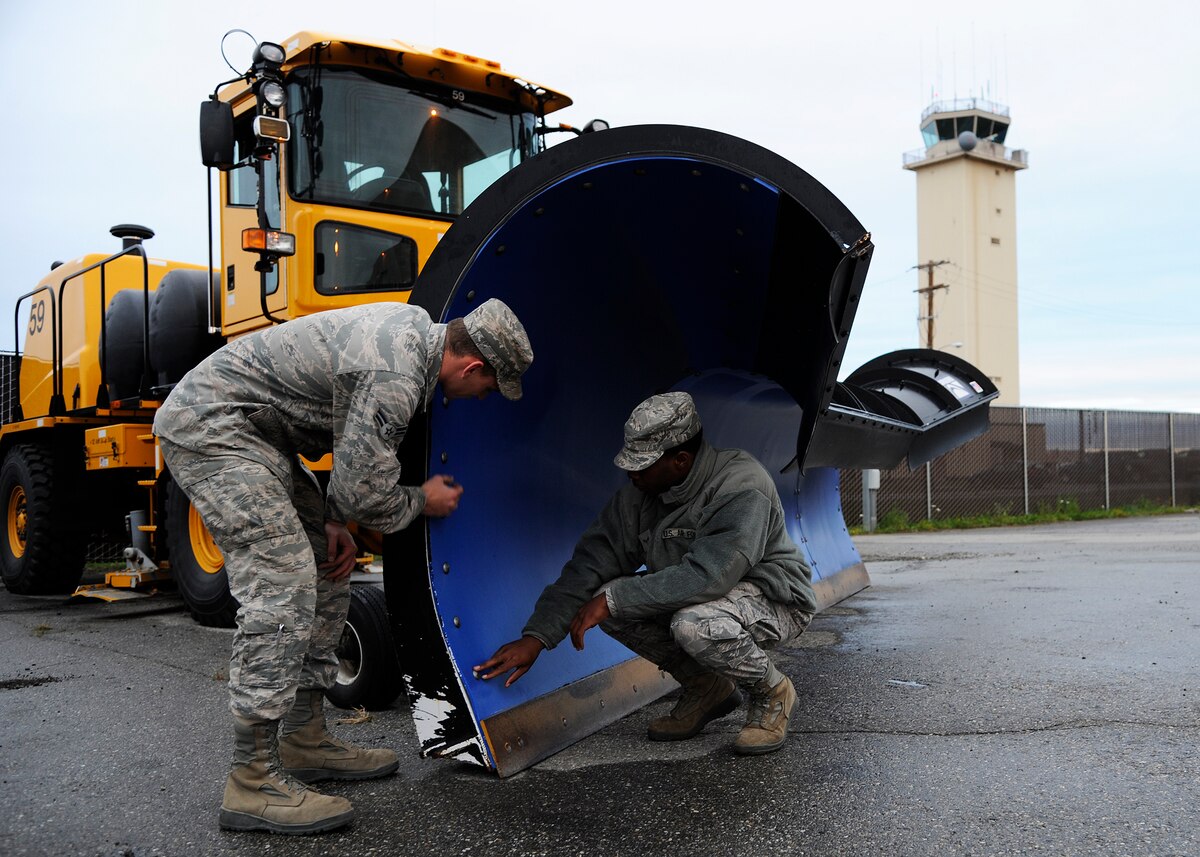 354th CES Dirt Boyz prepare for winter with 'Snow School' > Eielson Air