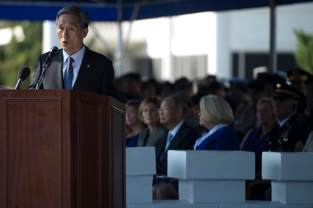 South Korean Defense Minister Kim Kwan-jin speaks during a change-of ...