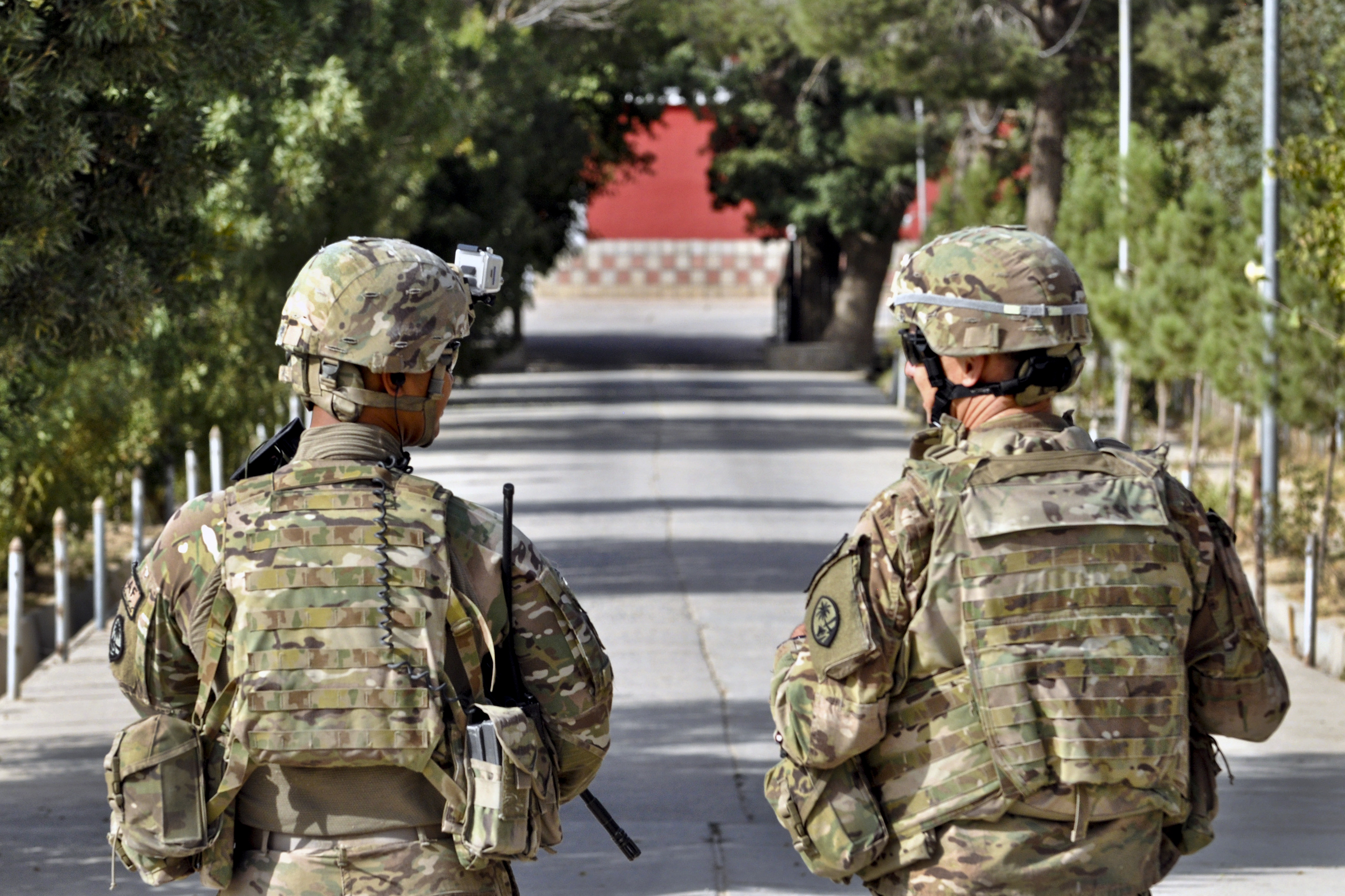 U.S. Army Spc. Jerry Arnaiz, left, and U.S. Army Lt. Col
