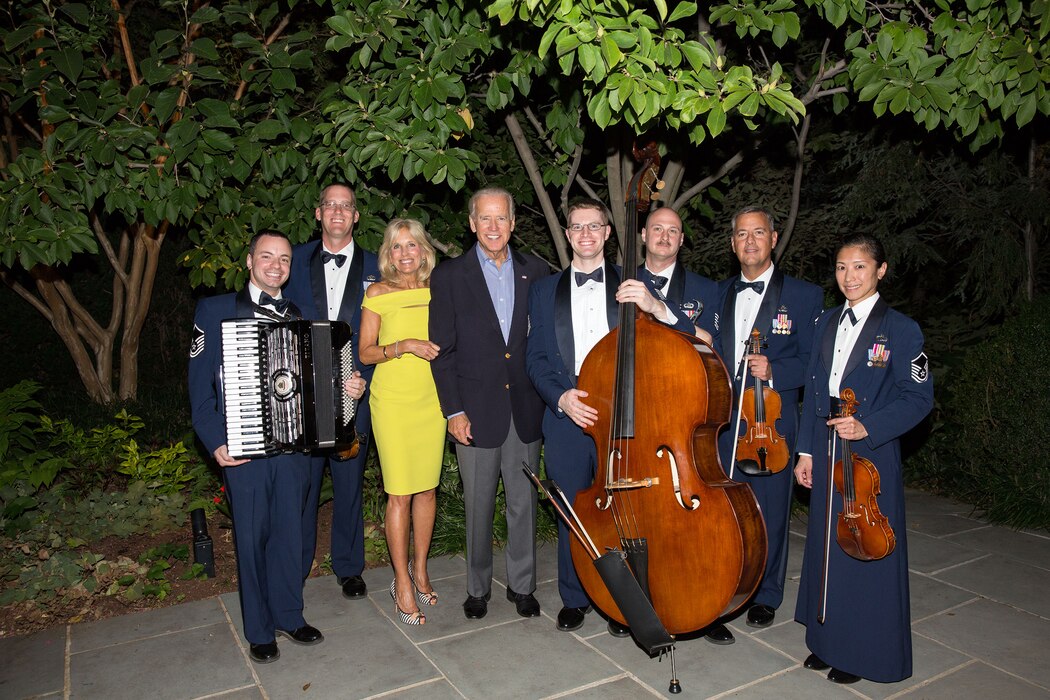 Members of the Air Force Strings with Vice President and Mrs. Joe Biden
(A.F. photo)
