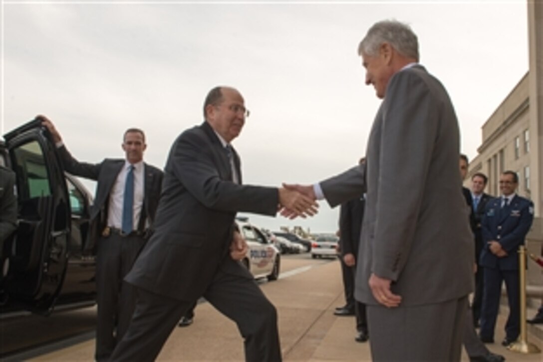 U.S. Defense Secretary Chuck Hagel greets Israeli Defense Minister Moshe Ya'alon at the Pentagon, Oct. 8, 2013. The two leaders met to discuss issues of mutual importance.