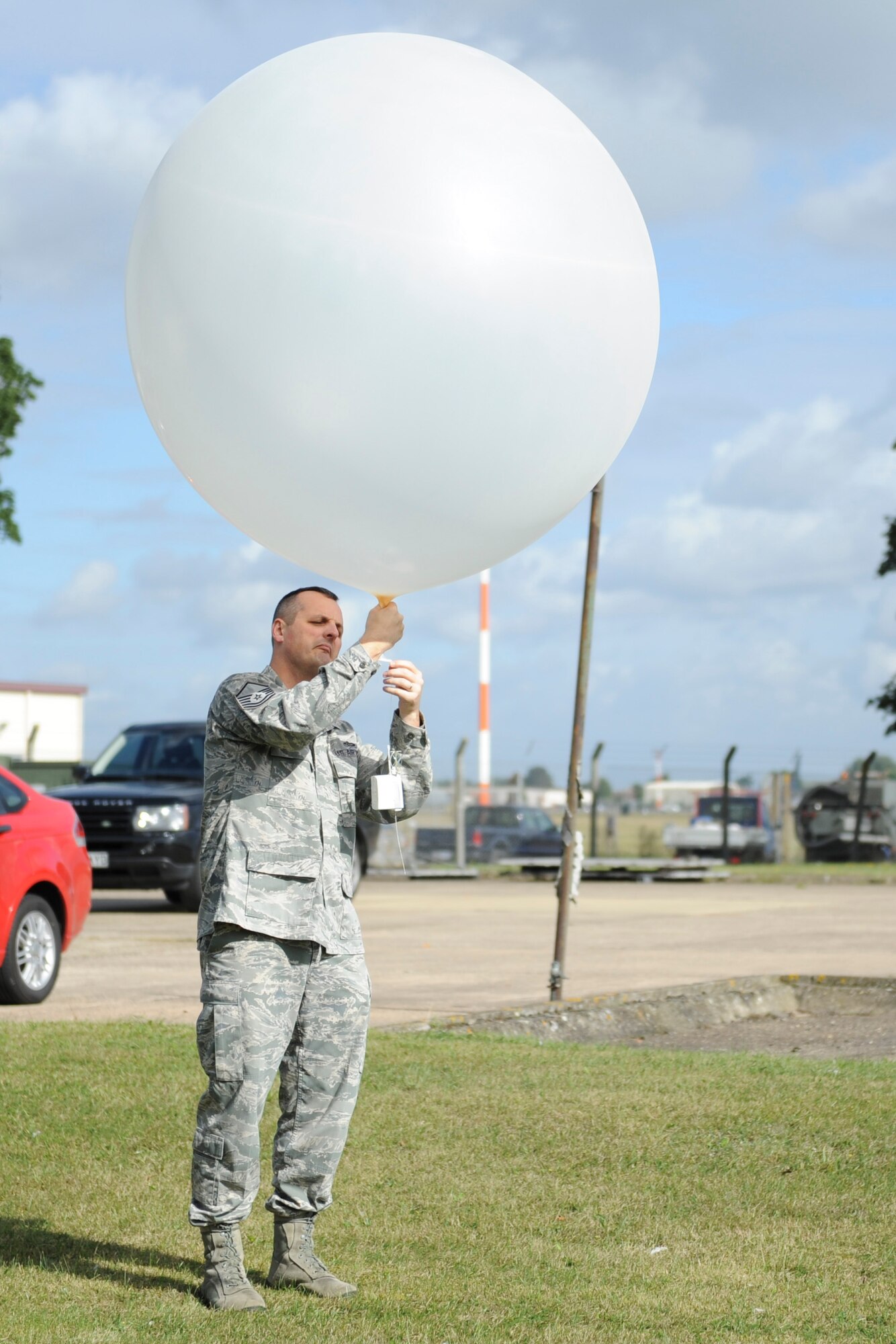 Master Sgt. Phillip Whitworth, 352nd Special Operation Support Squadron Weather Flight chief, prepares to release a weather balloon at RAF Mildenhall, England, Sept. 18, 2013. The 352nd SOSS Weather Flight provides accurate and timely weather information in support of the 352nd Special Operations Group. (U.S. Air Force photo by Staff Sgt. Stephen Linch)