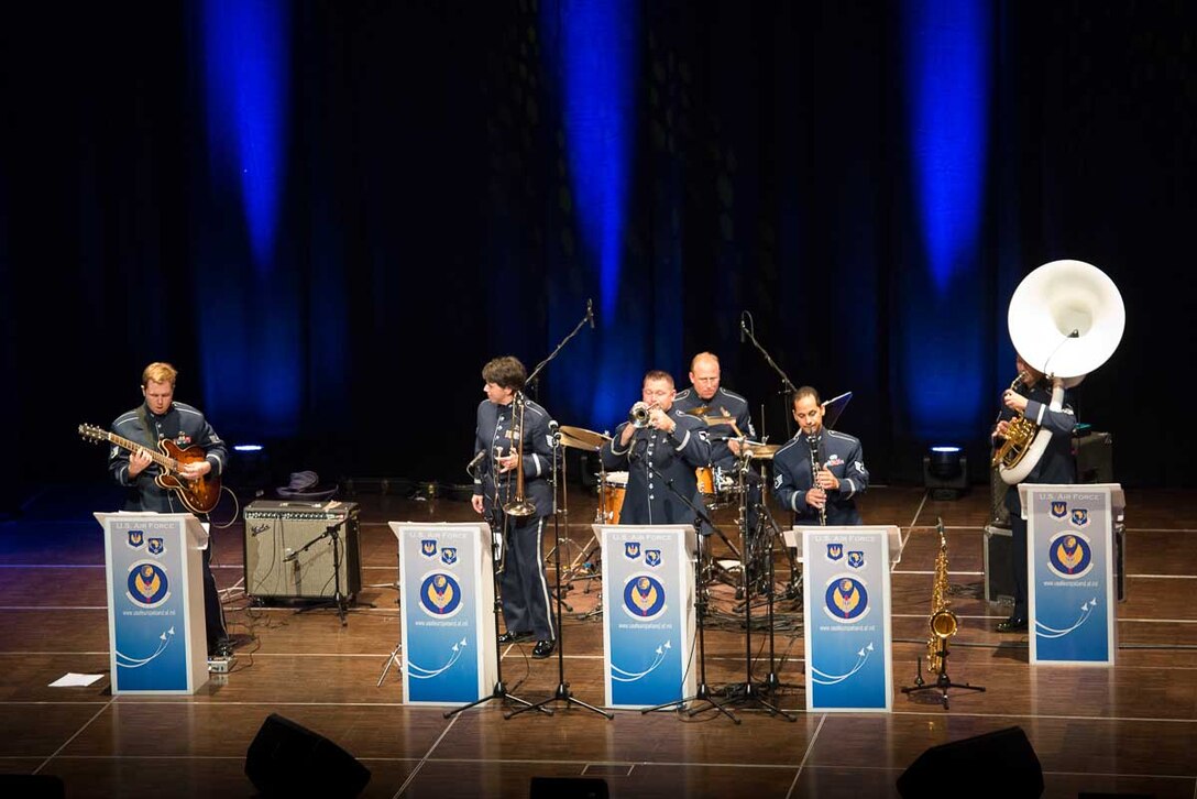 Wings of Dixie performed a variety of music ranging from traditional Dixieland, showtunes, and contemporary pop.