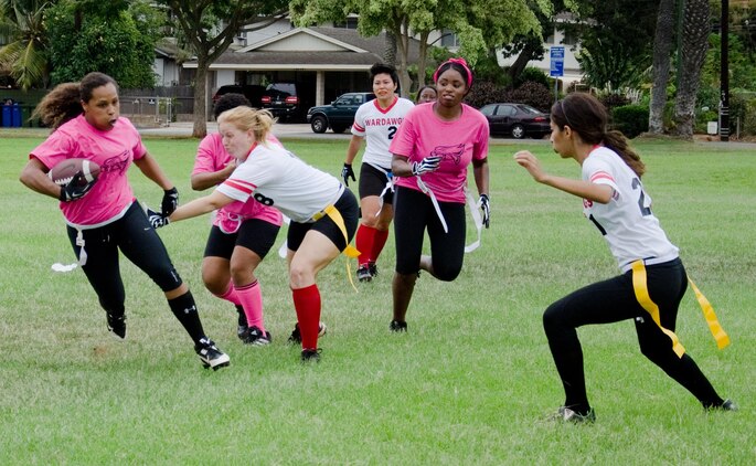 Wardawgs player Allie Silavant (second from left) tries to snatch the flag off a Falcons player during a Hawaii Gridiron League game at Kapiolani Park, Oct. 6, 2013. (U.S. Marine Corps photo by Kristen Wong)