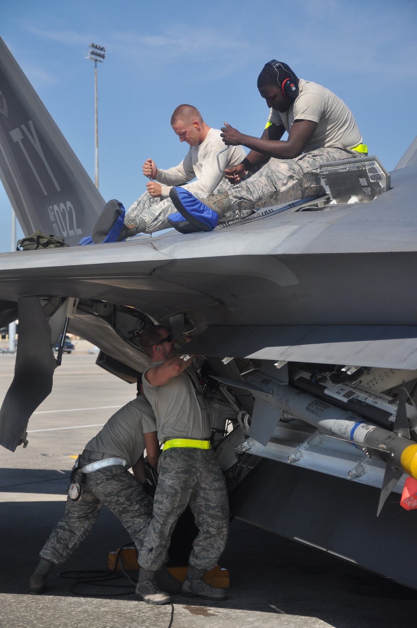 Team Tyndall maintainers work on an F-22 Raptor during an in-place deployment on Tyndall’s flightline Sept. 19. This aircraft was used in WSEP, the Air Combat Command’s air-to-air Weapon System Evaluation Program also known as Combat Archer. (U.S. Air Force photo by Airman 1st Class Alex Echols)