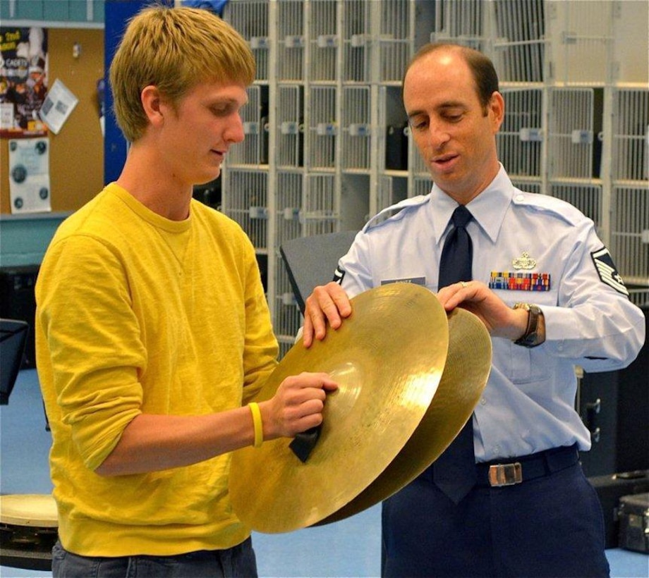 Master Sgt. Marc Dinitz instructs West Potomac High School percussionist at
an AIM event on Oct. 1 (Photo by Karl Hovey)