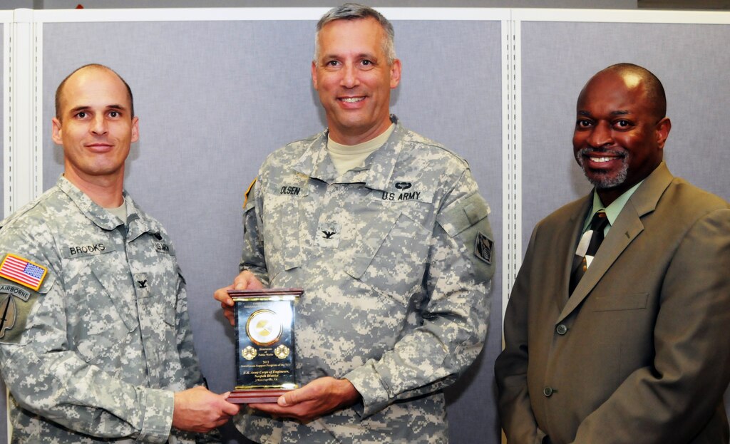 Col. Paul Brooks, Fort Lee garrison commander, presents the 2012
Directorate of Public Works Installation Support Program of the Year Award
to Col. Paul B. Olsen, district commander, U.S. Army Corps of Engineers,
Norfolk District, as Greg Williams, DPW director, looks on. (U.S. Army photo)
