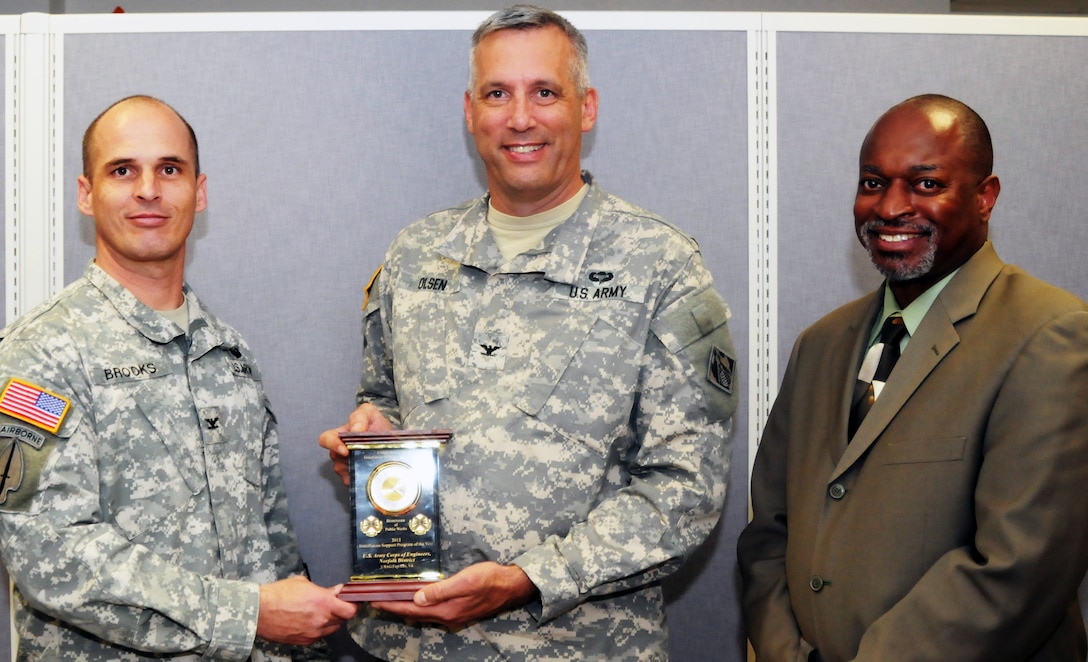 Col. Paul Brooks, Fort Lee garrison commander, presents the 2012
Directorate of Public Works Installation Support Program of the Year Award
to Col. Paul B. Olsen, district commander, U.S. Army Corps of Engineers,
Norfolk District, as Greg Williams, DPW director, looks on. (U.S. Army photo)
