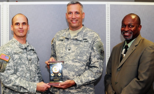 Col. Paul Brooks, Fort Lee garrison commander, presents the 2012
Directorate of Public Works Installation Support Program of the Year Award
to Col. Paul B. Olsen, district commander, U.S. Army Corps of Engineers,
Norfolk District, as Greg Williams, DPW director, looks on. (U.S. Army photo)
