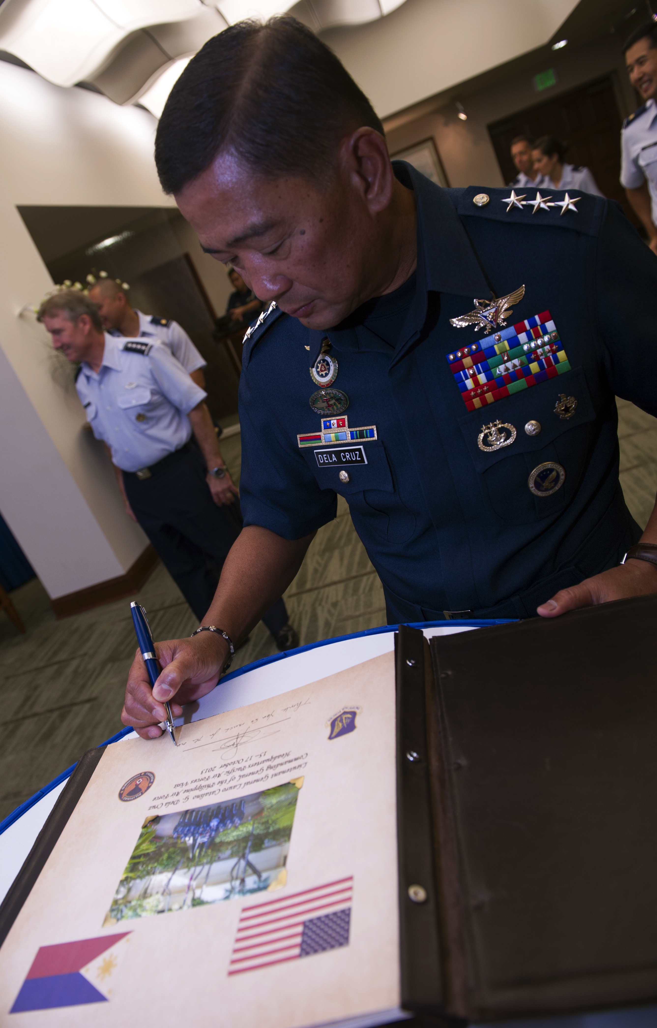 Commanding General of the Philippine Air Force visits PACAF > Pacific