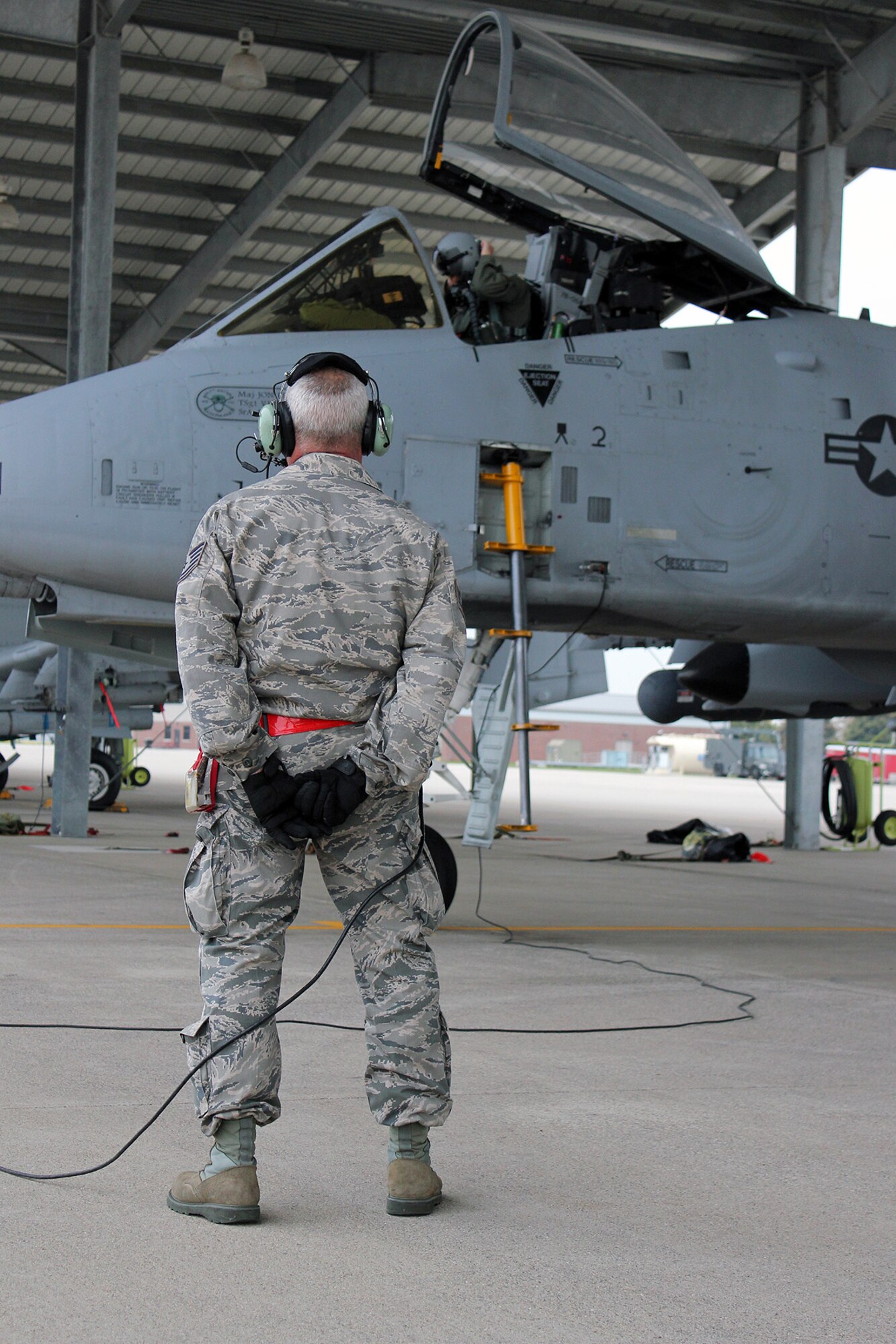 131017-Z-VA676-015 – A crew chief watches as an A-10 Thunderbolt II is prepared for take off at Selfridge Air National Guard Base, Mich., Oct. 17, 2013. The sorties generated at Selfridge on Oct. 17 were the first for the 127th Wing at the base since before the partial government shutdown began on Oct. 1. Selfridge personnel launched both A-10s and KC-135 Stratotankers on Oct. 17. (Air National Guard photo by TSgt. Dan Heaton / Released)