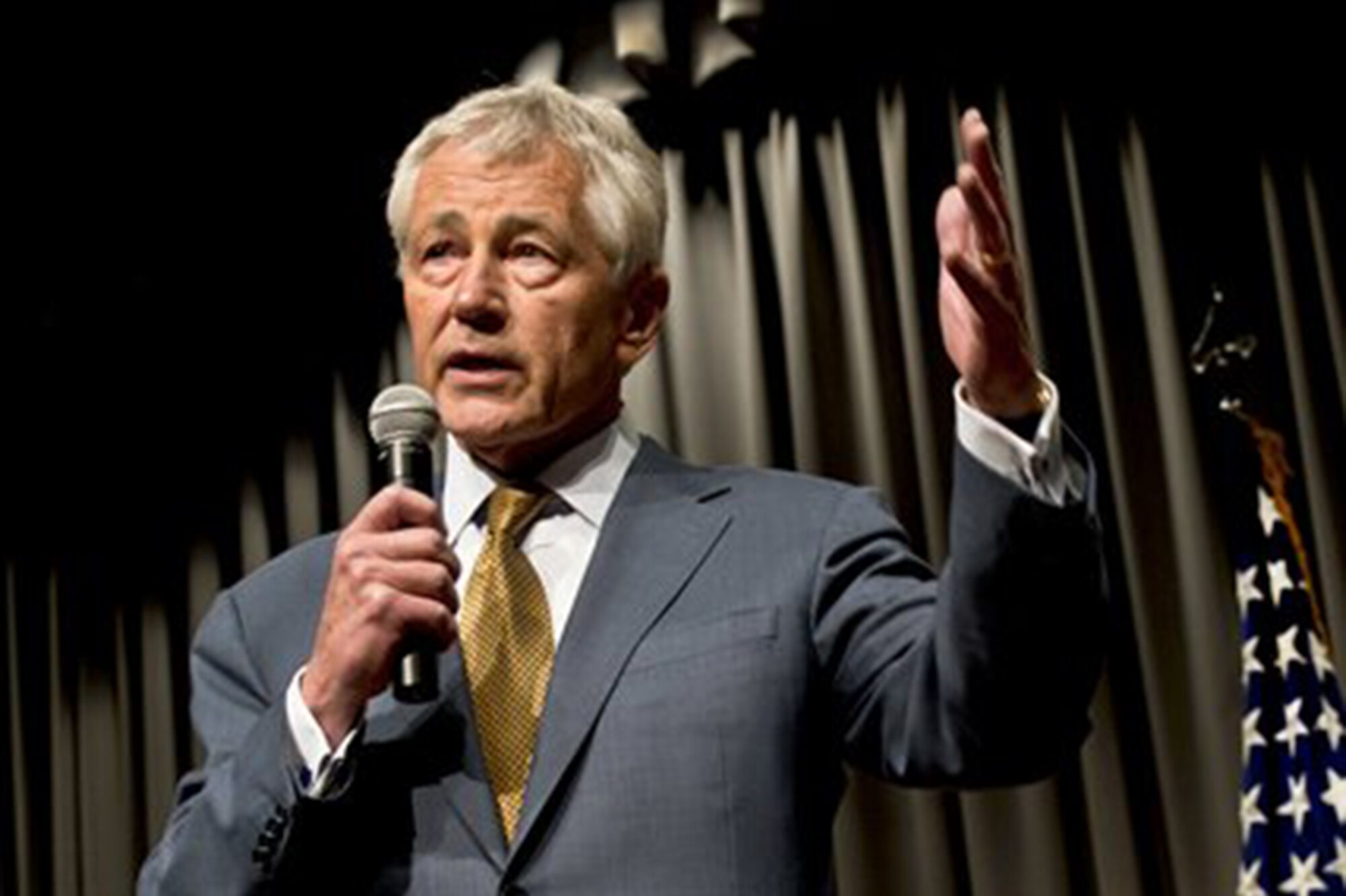 Defense Secretary Chuck Hagel issued a message to the Defense Department's workforce today, welcoming back employees furloughed by the 16-day government shutdown and emphasizing their value to the nation. 

