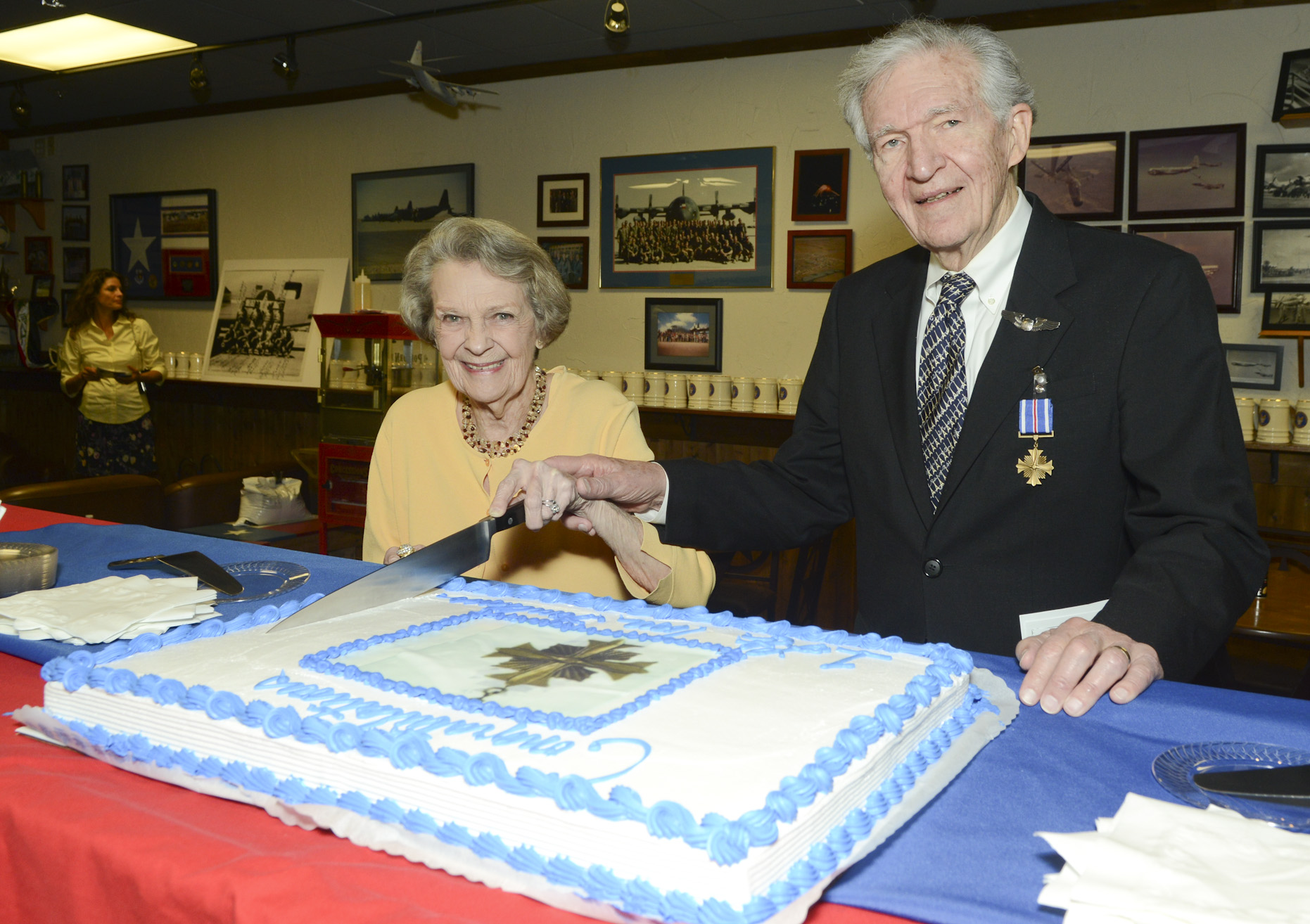 WWII pilot presented Distinguished Flying Cross after 68 years > 136th ...