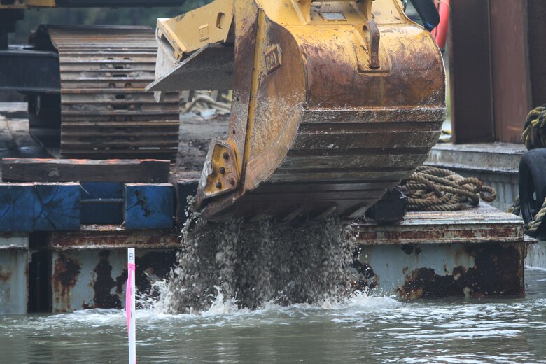 Fossilized oyster shell is being used to construct a .2-acre sanctuary oyster reef around Hoffler Creek in Portsmouth, Va. The Hoffler Creek Oyster Reef project is phase 2 of a 16-acre, six-sanctuary oyster reef initiative along the Elizabeth and Lafayette rivers. It’s part of a 10-year, $70 million, 411-acre comprehensive environmental mitigation plan accompanying the Corps’ Craney Island Eastward Expansion Project.