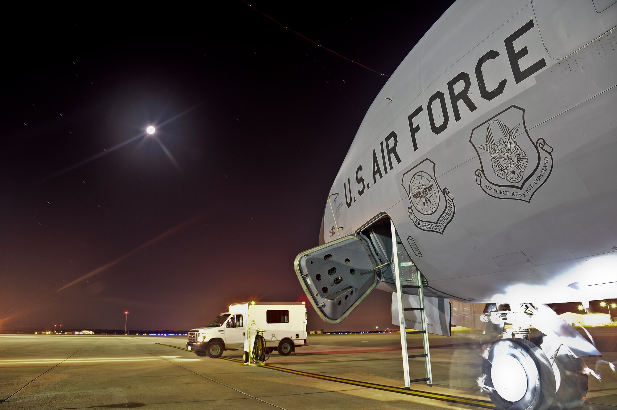 An Aircraft sits on MacDill Air Force Base’s flightline awaiting the time it gets called for another mission, Oct. 10, 2013, MacDill Air Force Base, Fla. MacDill’s flightline is home to 16 KC-135 Stratotankers that provide aerial refueling support to Air Force, Navy, Marine Corps and allied nation aircraft. (U.S. Air Force photo by Staff Sgt. Brandon Shapiro/Released) 