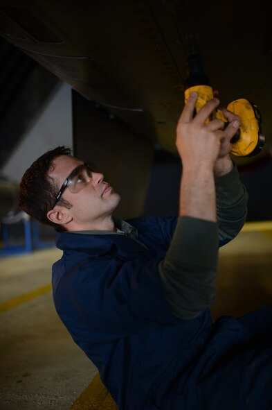 SPANGDAHLEM AIR BASE, Germany – U.S. Air Force Tech. Sgt. Brandon Fontaine, 480th Aircraft Maintenance Unit cannibalization manager from Erie, Pa., loosens a panel on an F-16 Fighting Falcon fighter aircraft during a cannibalization rebuild Oct. 22, 2013. A cannibalization rebuild involves replacing a removed aircraft’s parts to maintain another’s operational readiness. (U.S. Air Force photo by Airman 1st Class Gustavo Castillo/Released) 