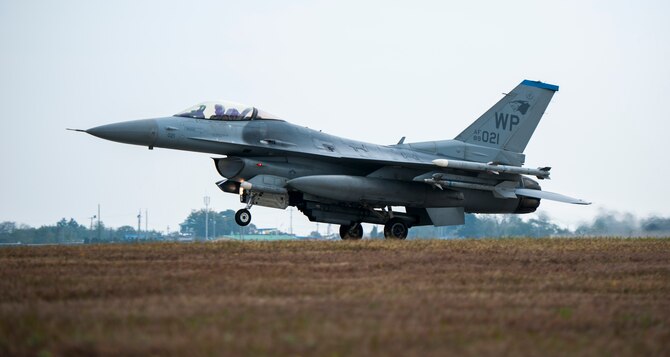 A 35th Fighter Squadron F-16 Fighting Falcon takes off during Max Thunder 13-2 at Kunsan Air Base, Republic of Korea, Oct. 28, 2013. U.S. Air Force Airmen, U.S. Marines and Republic of Korea air forces kicked off Max Thunder 13-2 during the first go, or takeoff. This is the 11th Max Thunder exercise, which fosters bilateral aerial training between the Korea Air Power Team to include the U.S. Air Force, Marine Corps and the Republic of Korea air force.  (U.S. Air Force photo by Senior Airman Armando A. Schwier-Morales/Released)