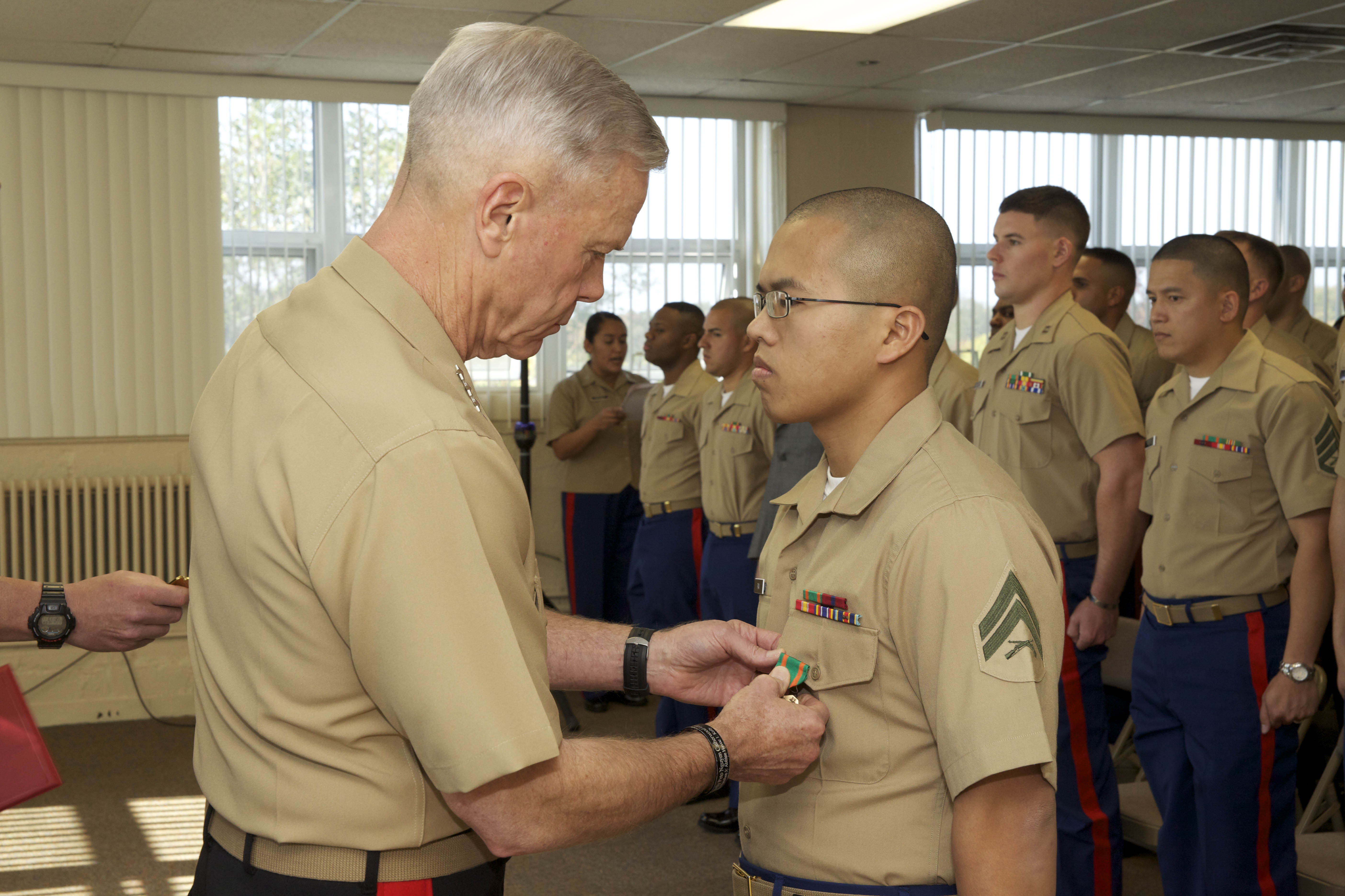 CMC, SMMC visit 1MCD > 1st Marine Corps District > News Article Display