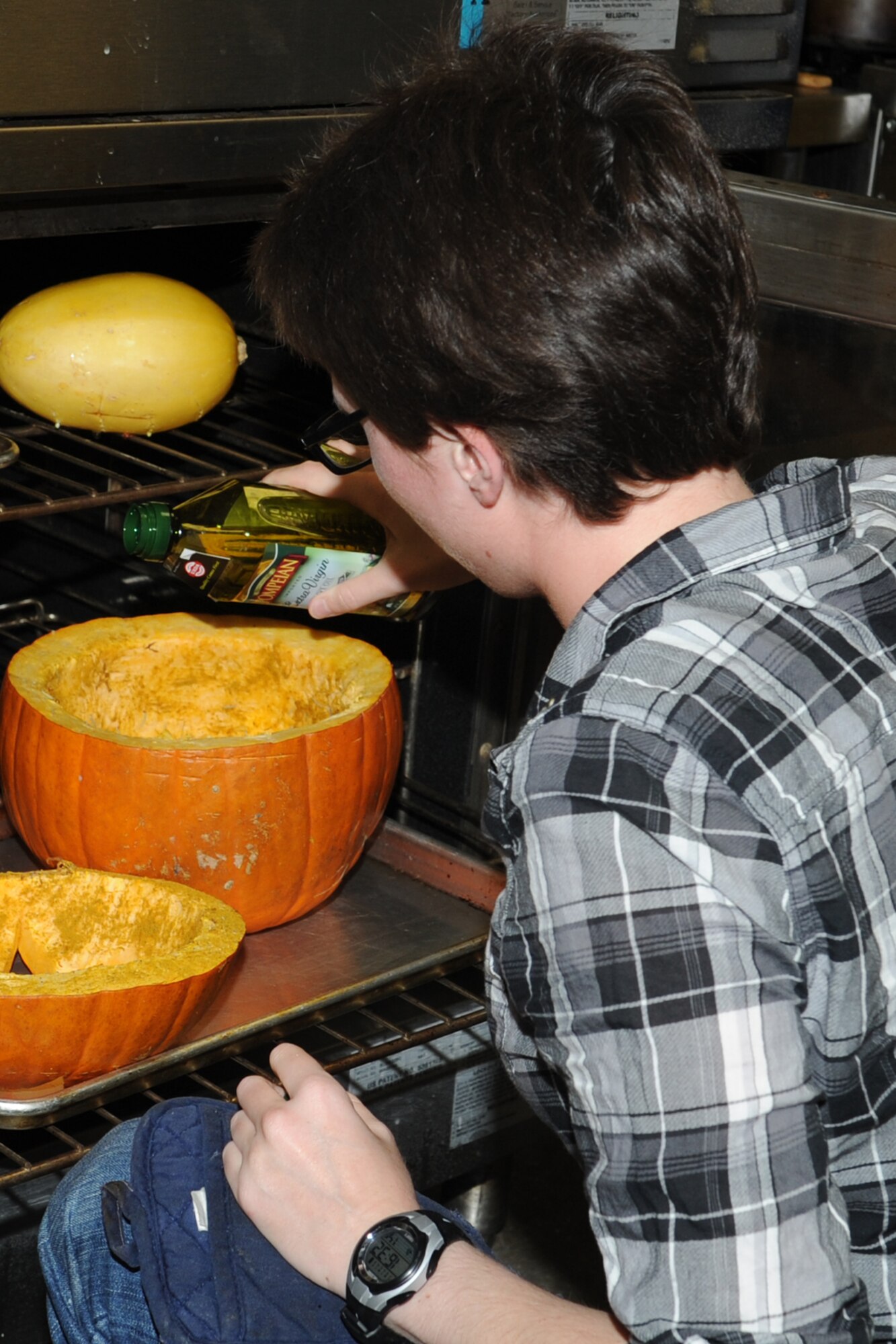 GOODFELLOW AIR FORCE, Texas -- Army Pfc. Bridgette Jones, 344th Military Intelligence Battalion student, pours vinegar into a pumpkin shell during Goodfellow's rendition of ‘Iron Chef’ at the Crossroads Student Center Oct. 26. Chapel student leaders ran the program, organized the event and recruited volunteers. (U.S. Air Force photo/ Staff Sgt. Laura R. McFarlane)