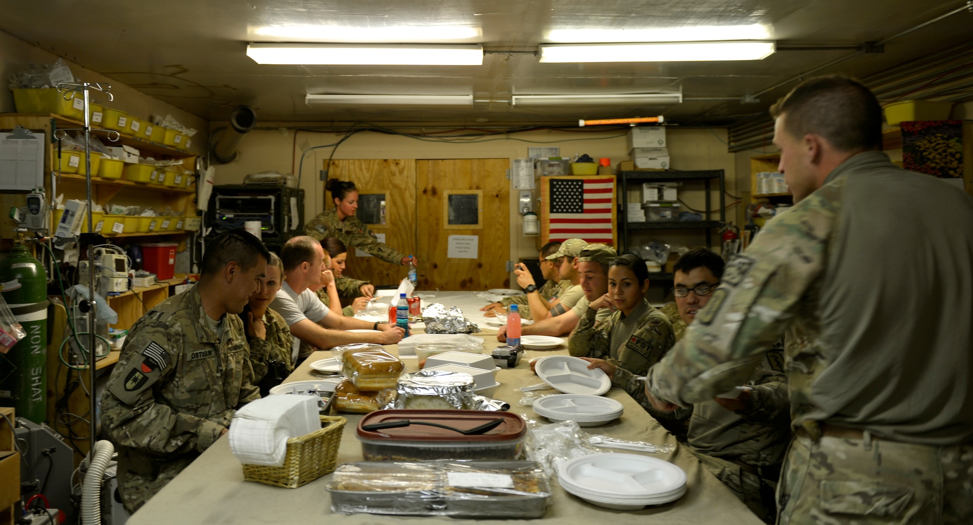 MedicalAirmen assigned to an Air Force Forward Surgical Team on Forward Operating Base Ghazni, Afghanistan, eat dinner together before attending a meeting to discuss the week’s agenda. The team is the only Air Force FST in Afghanistan.  (U.S. Air Force photo/ Staff Sgt. Stephenie Wade)