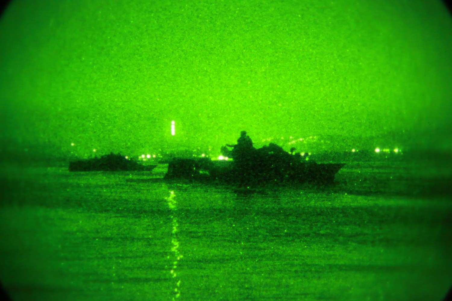Amphibious Assault Battalion conducts nighttime beach raid