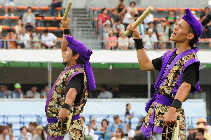 Members of the Taiko drum group yell out chants during the 58th Okinawa Zento Eisa Festival in Koza Athletic Park Aug. 31, 2013. Eisa dancers yelled out chants in rhythm with the drums. (U.S. Air Force photo by Staff Sgt. Darnell T. Cannady)