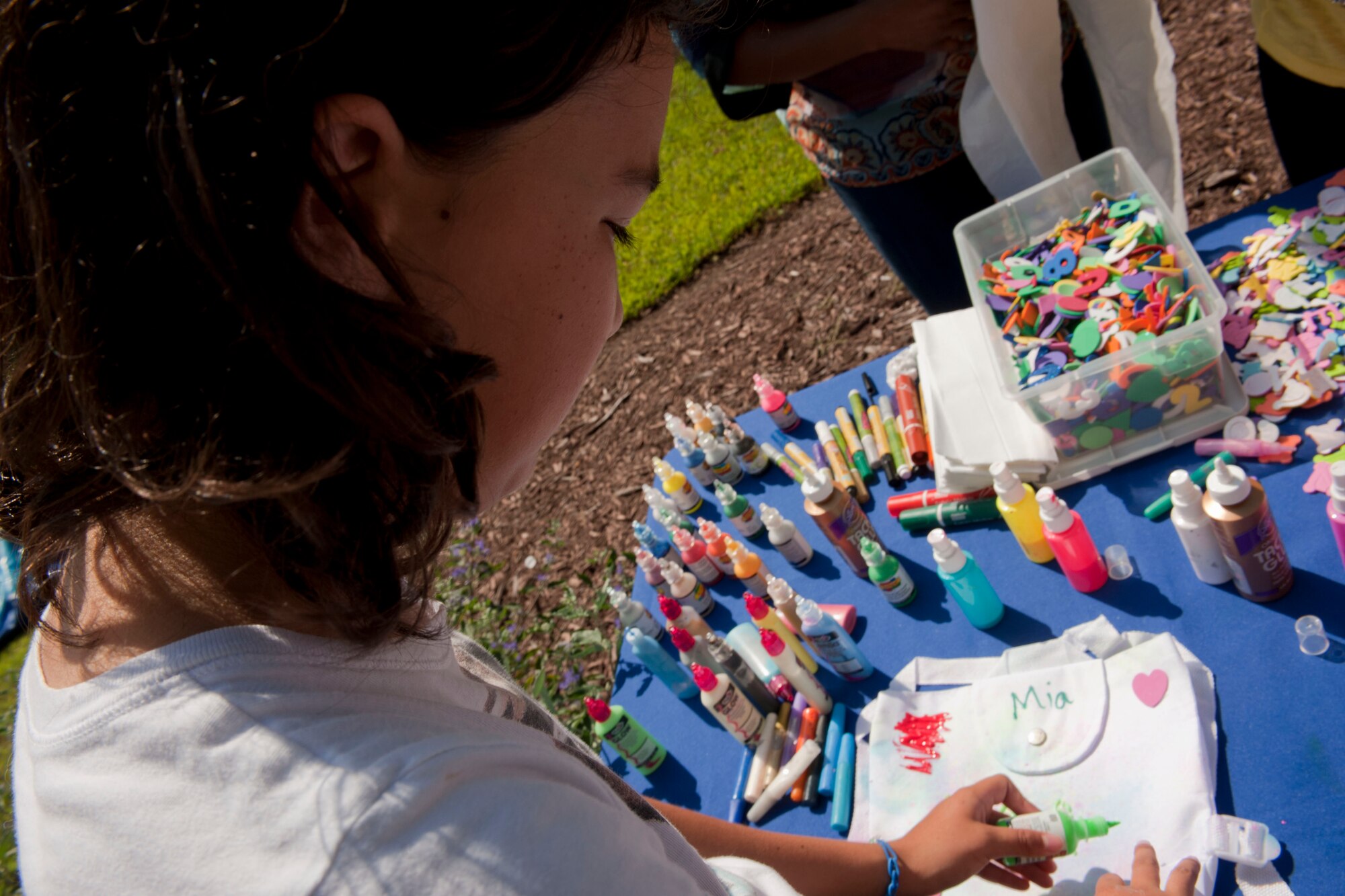 Mia Thompson, daughter of U.S. Air Force Master Sgt. Robert Thompson, 51st Medical Operations Squadron, decorates a backpack during the Langley Air Force Base Back to School Celebration in Hampton, Va., Aug. 29, 2013. Mia’s father is currently serving a one-year tour at Osan Air Base, South Korea, while she and her mother, Saori Thompson, reside in base housing at Langley AFB. (U.S. Air Force photo by Staff Sgt. Stephanie Rubi/Released) 