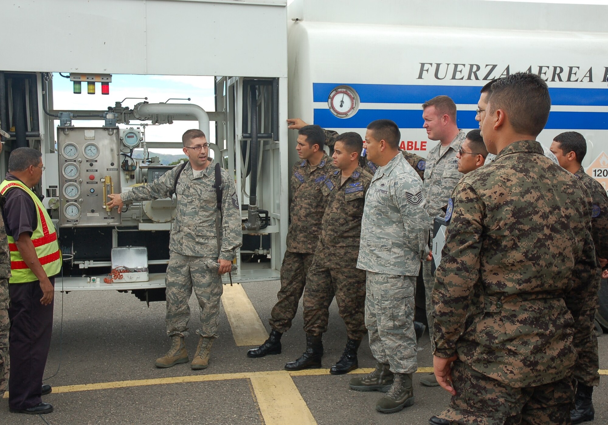 Master Sgt. Michael Raffa, 571st Mobility Support Advisory Squadron fuels air advisor, facilitates an integrated fuels and aircraft maintenance training session focused on refueling safety and emergency procedures with members of the Honduran Air Force during the MSAS building partner capacity engagement 29 Jul – 24 Aug, at Base Aerea Hector Acosta Mejia, Tegucigalpa, Honduras. (U.S. Air Force photo by Maj. Lorena Tejada)
