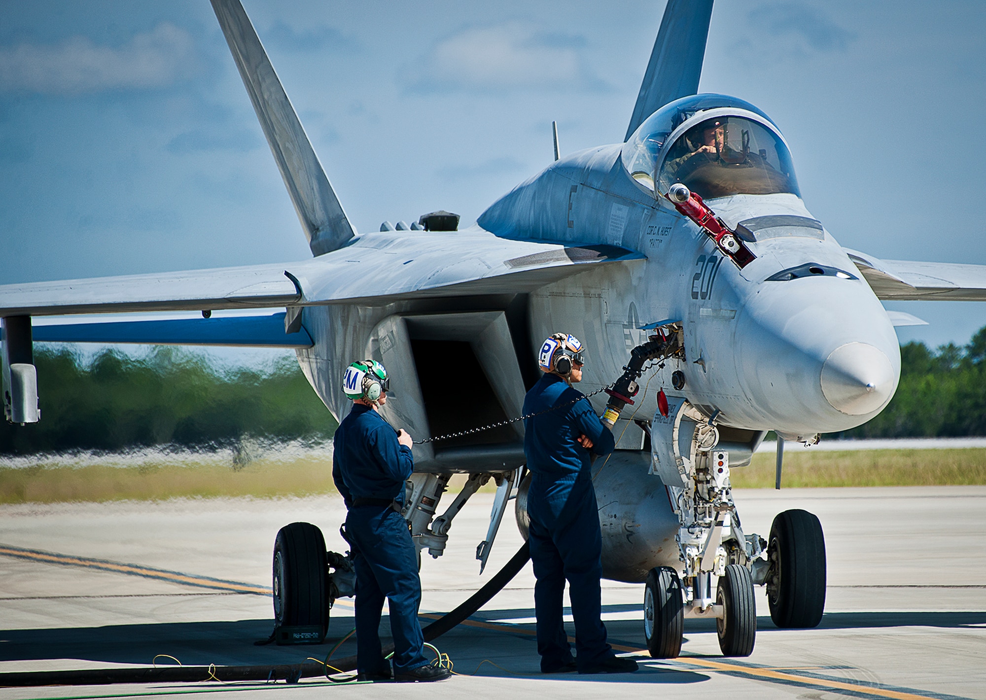 Sailors from Strike Fighter Squadron-101, refuel an F/A-18 Hornet during a hot pit session on the 33rd Fighter Wing flightline at Eglin Air Force Base, Fla.  Airmen, Marines and Sailors are refueling their F-35 Lightning II variants for multiple sorties via 96th Test Wing fuel trucks while construction is completed on the 33rd’s hot pit area.  (U.S. Air Force photo/Samuel King Jr.)