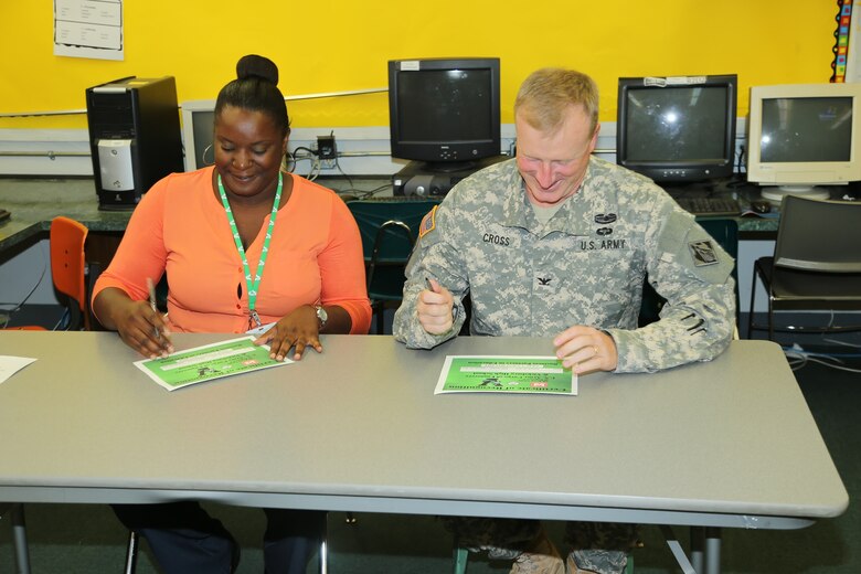 Vicksburg, Miss…The U.S. Army Corps of Engineers’ Vicksburg District personnel recently participated with adoption ceremonies at their two adopted schools, Vicksburg High and Sherman Avenue Elementary through the Adopt A School Program.  This is the 15th year for the adoption partnership between the Vicksburg District and Vicksburg High School, while the partnership between Sherman Avenue Elementary and the Vicksburg District is in its fourth year. The District’s committee consists of an all volunteer team composed of Vicksburg District employees.