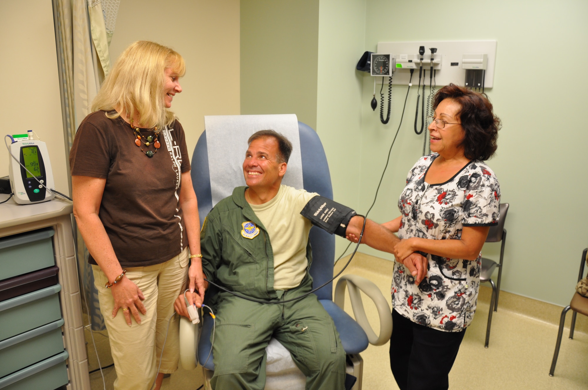 Col. David Barnes, 618th Air and Space Operations Center (Tanker Airlift Control Center) senior director of operations, his wife, Kelly, and Jenny Juenger, 375th Flight Medicine nurse, were all part of Barnes' journey from being diagnosed with cancer to passign his PT test with a score above a 90 within a year. His journey to health would not have been possible without the assistance of his family, the medical staff at Scott Air Force Base and Barnes Jewish Hospital and his wingmen. (U.S. Air Force photo/Staff Sgt. Amber R. Kelly-Herard)