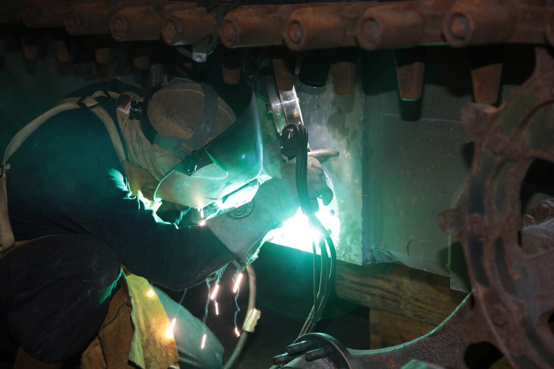 CLB-13 Marine keeps 13th MEU metal together