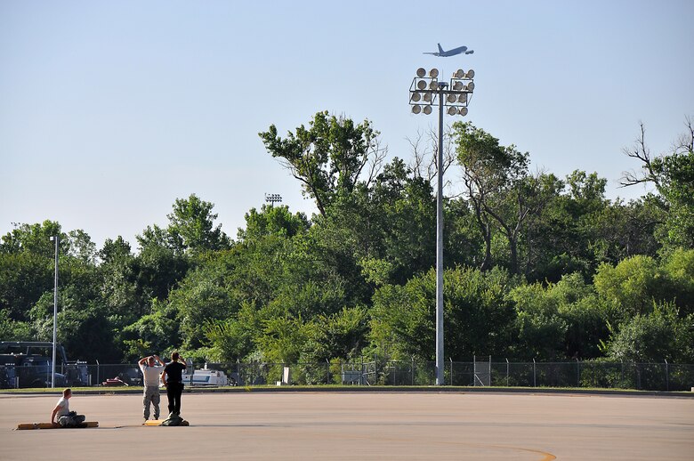 Maintenance crews from the 507th and 137th Air Refueling Wings look on as their KC135R leaved Tinker Air Force Base for the last time. (U.S. Air Force Photo/Senior Airman Mark Hybers)
