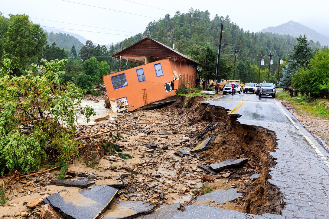 Jamestown, Colo., Sep. 15, 2013 -- The small mountain town of 300 has been cut off because of flooding in Boulder County. FEMA Urban Search & Rescue teams are deployed to the state to help in search and rescue operations. Visit www.fema.gov/disaster/4145 for the latest on the response efforts.

(Photo by Steve Zumwalt/FEMA)