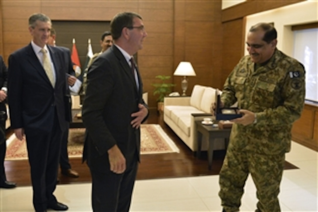 U.S. Deputy Defense Secretary Ash Carter exchanges gifts with Gen. Khalid Shameem Wynne, chairman of Pakistan's joint chiefs of staff, during his visit to Islamabad, Sept. 16, 2013. U.S. Ambassador to Pakistan Richard G. Olson, left, looks on.