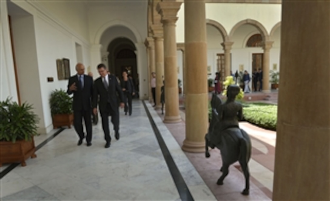 U.S. Deputy Defense Secretary Ash Carter and India's National Security Advisor Shivshankar Menon walk through the courtyard at  Hyderarbad House as Carter visits New Delhi, Sept. 17, 2013.