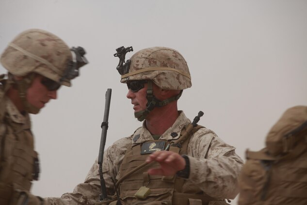 First Sgt. Jody Armentrout, Fox Company first sergeant, 2nd Battalion, 3rd Marine Regiment, counts his Marines as they load into CH-53E Super Stallion helicopters, Sept. 11, 2013, while conducting the air assault course as part of the Intergrated Training Exercise at Marine Corps Air Ground Combat Center, Calif. (U.S. Marine Corps photo by Cpl. Sarah Dietz)