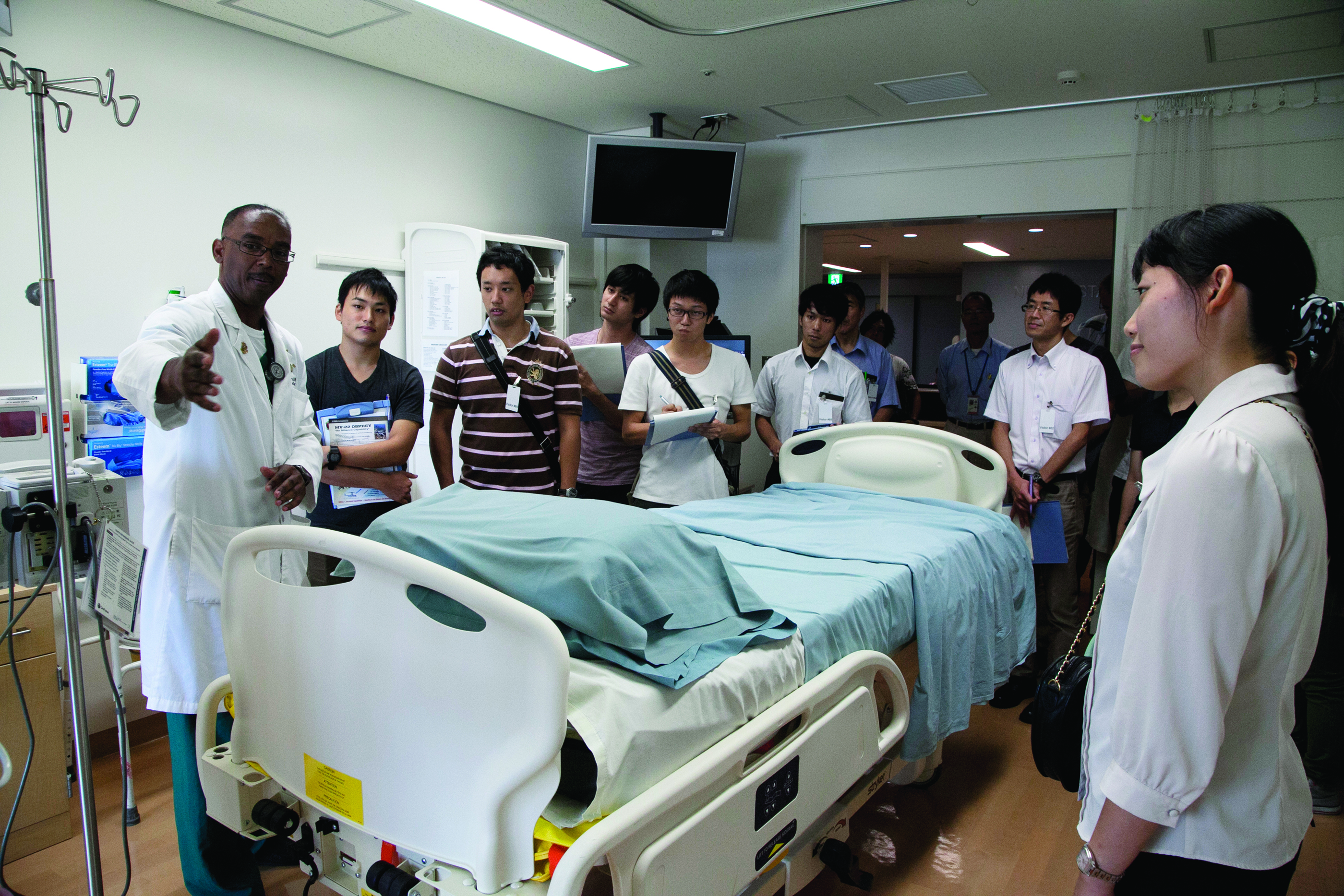 Doctors Medical Students Visit Usnh Okinawa Okinawa Marines News Article Display