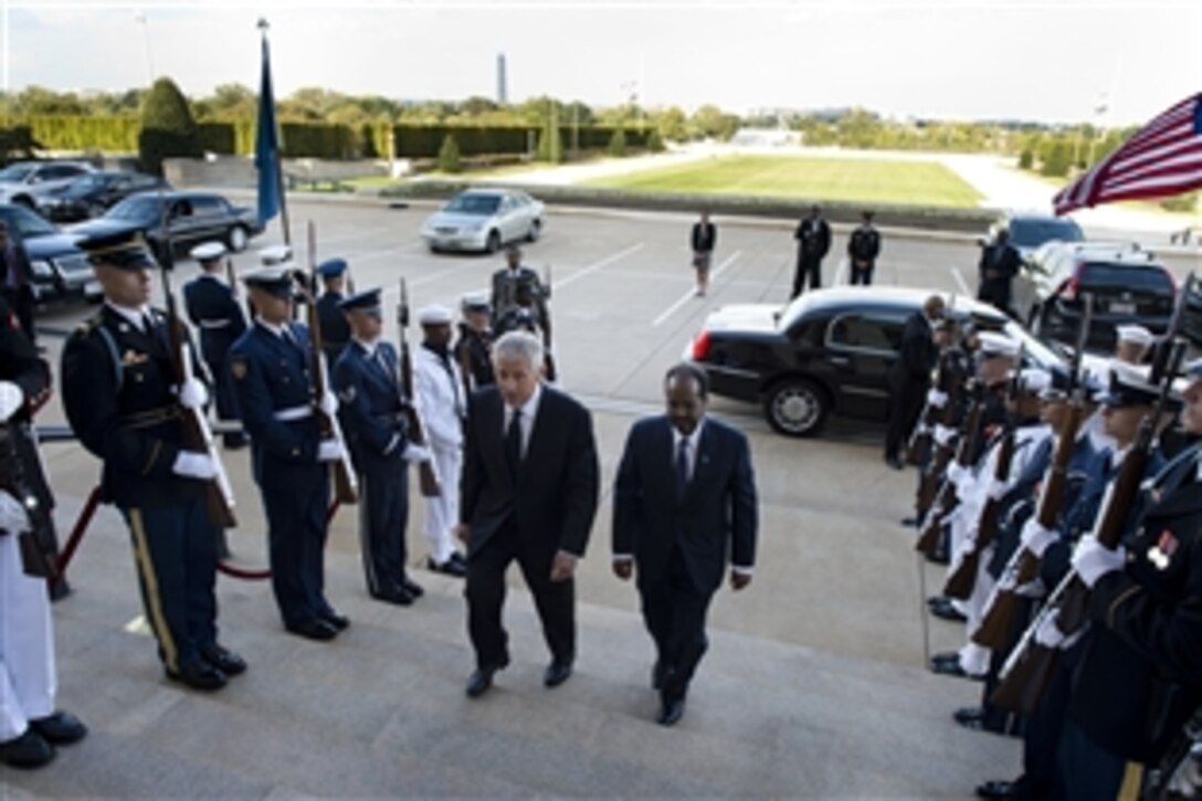 U.S. Defense Secretary Chuck Hagel welcomes Somalian President Hassan Sheikh Mahamud with an honor cordon at the Pentagon, Sept. 20, 2013. The two leaders met to discuss issues of mutual importance.  