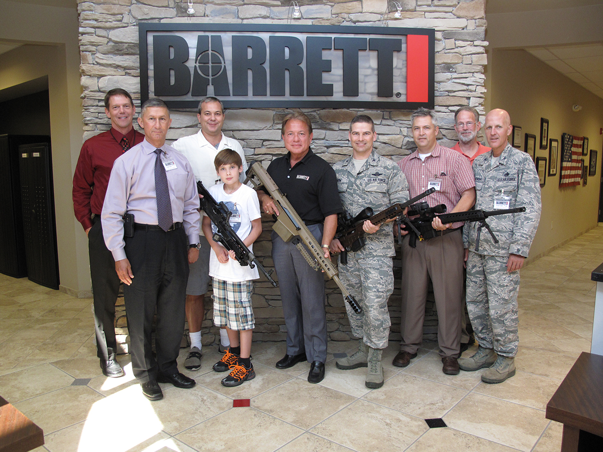 Файл:AEDC Commander tours Barrett Firearms.jpg — Википедия